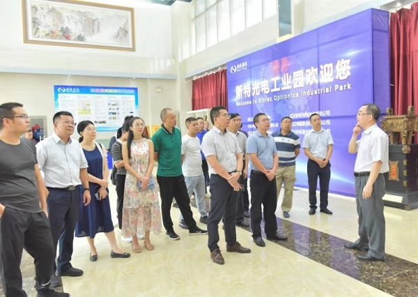 “恩施州金融人才能力提升第二期金融稳定与发展专题研修班”学员参观AG百家乐光电工业园