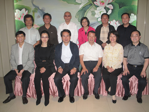 湖北省人民政府副秘书长谭天星、湖北省外事侨务办公室马黎主任和邵元洲副主任、湖北省侨商协会谢俊明会长等一行